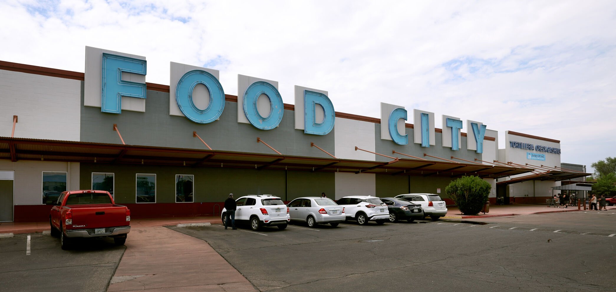 South Tucson hopes to save its Food City